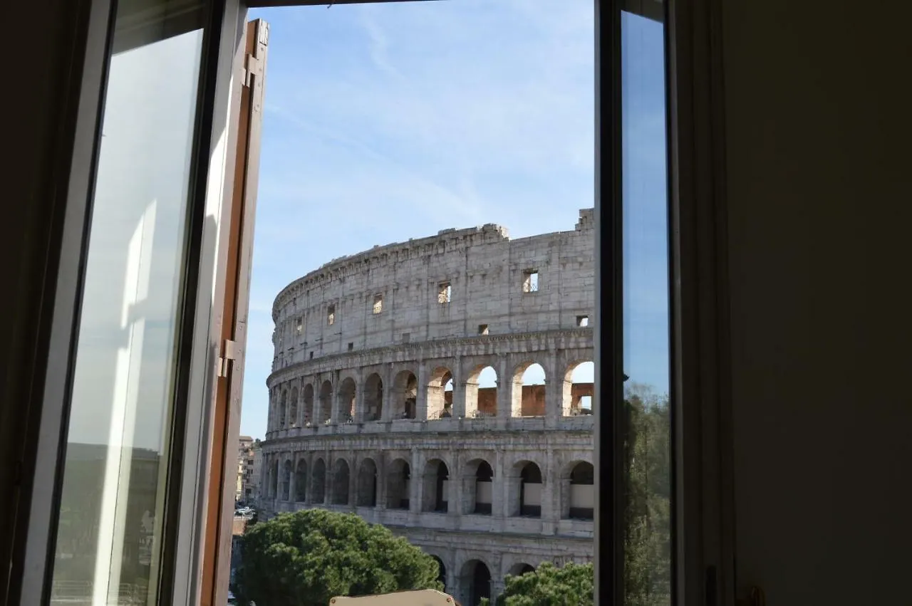 Jacuzzi In Front Of The Colosseum 罗马 意大利