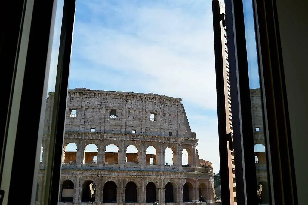 Jacuzzi In Front Of The Colosseum 罗马