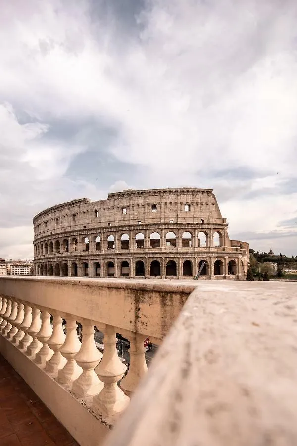 Jacuzzi In Front Of The Colosseum 罗马 公寓